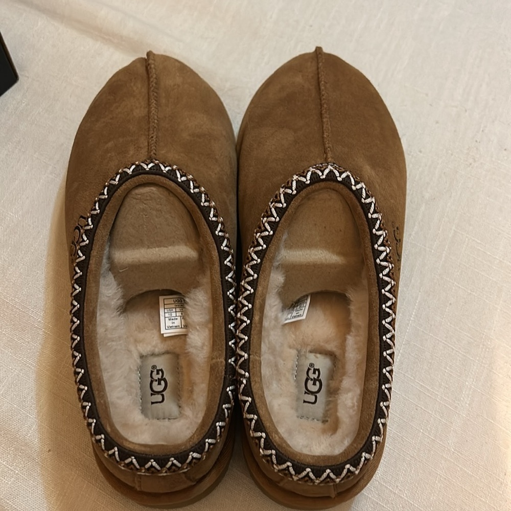 NIB never worn Men’s Tasman Ugg Clogs 10